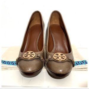 Tory Burch Calista Gold Logo Medallion leather Pumps Heels